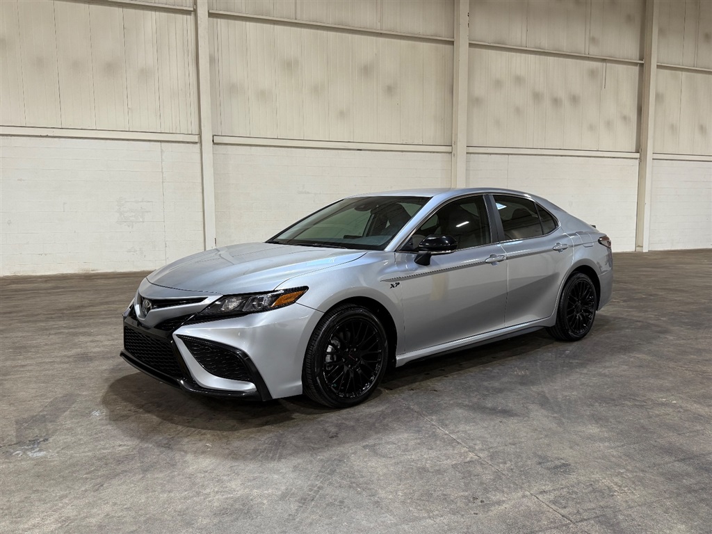 2024 Toyota Camry SE's photo
