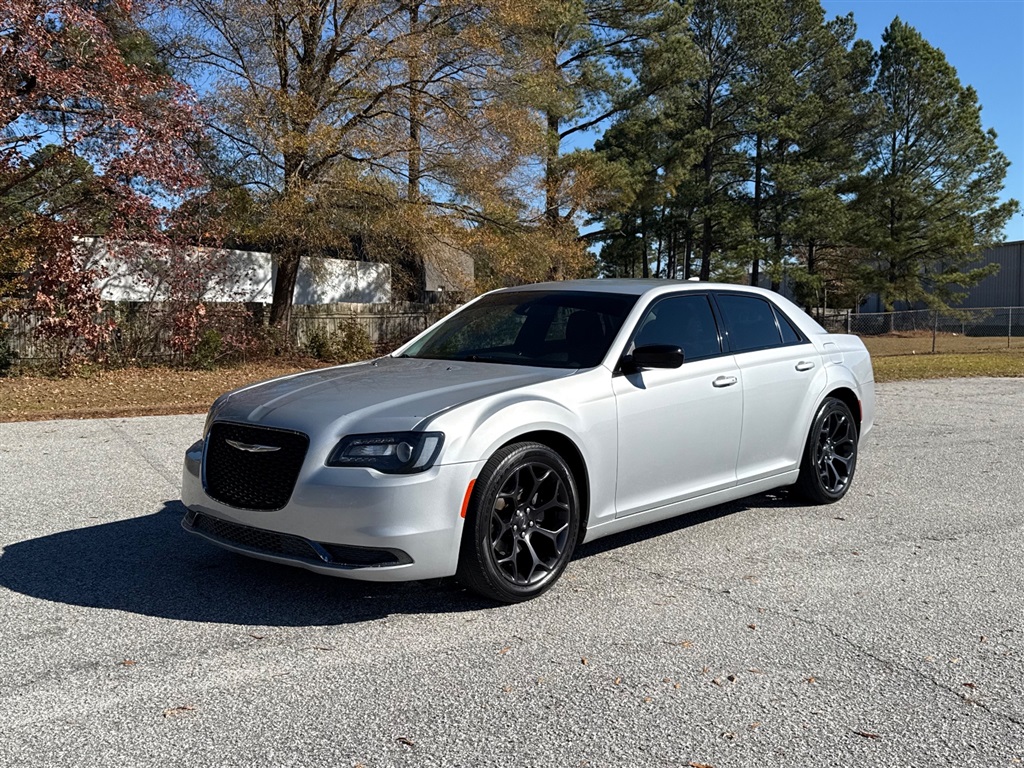 2019 Chrysler 300 Touring's photo