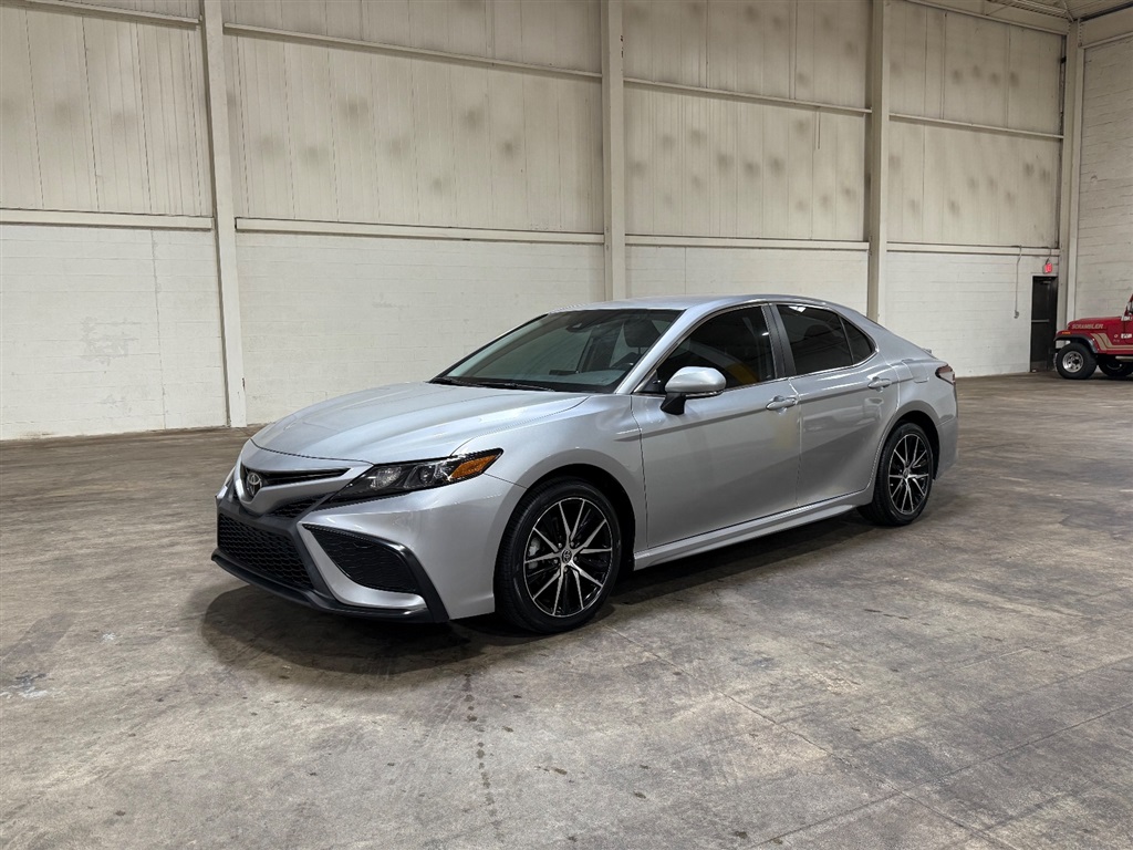 2022 Toyota Camry SE's photo