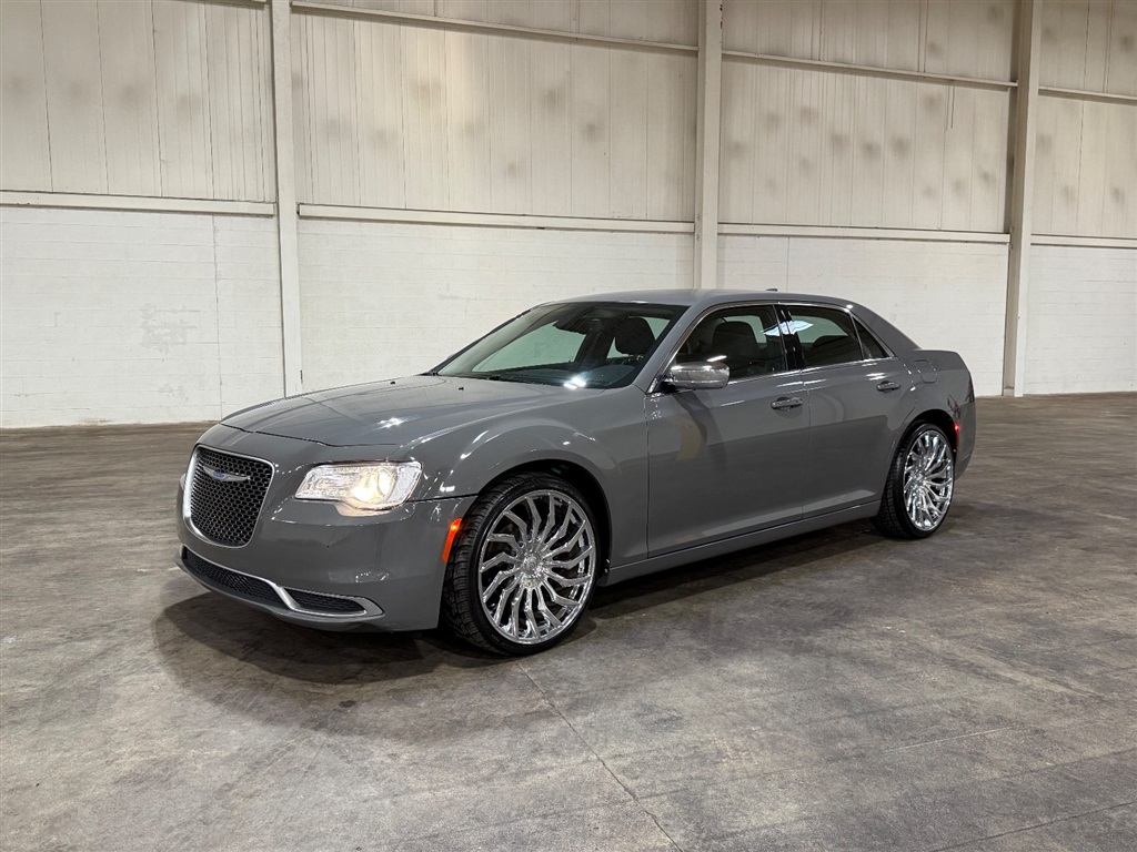 2018 Chrysler 300 Touring's photo