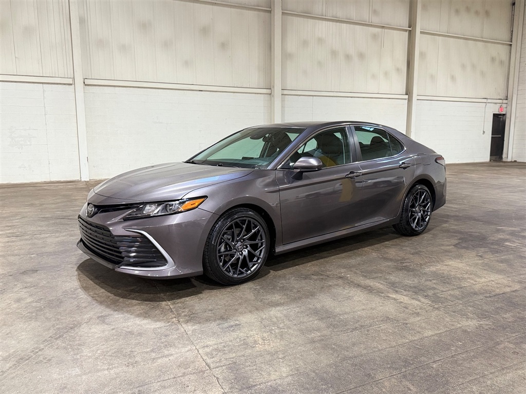 2022 Toyota Camry LE's photo