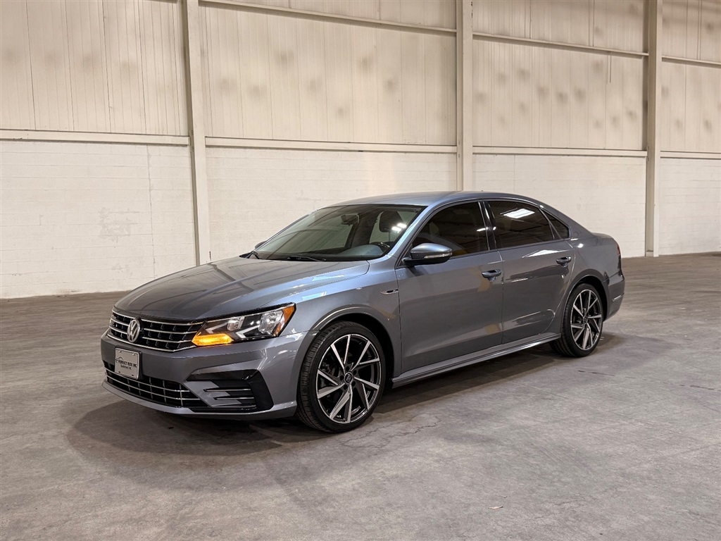 2018 Volkswagen Passat 2.0T R-Line Auto's photo