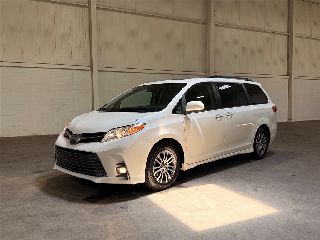 2018 Toyota Sienna XLE V6 8-Passenger's photo