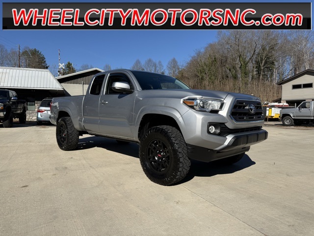 2017 Toyota Tacoma SR5's photo