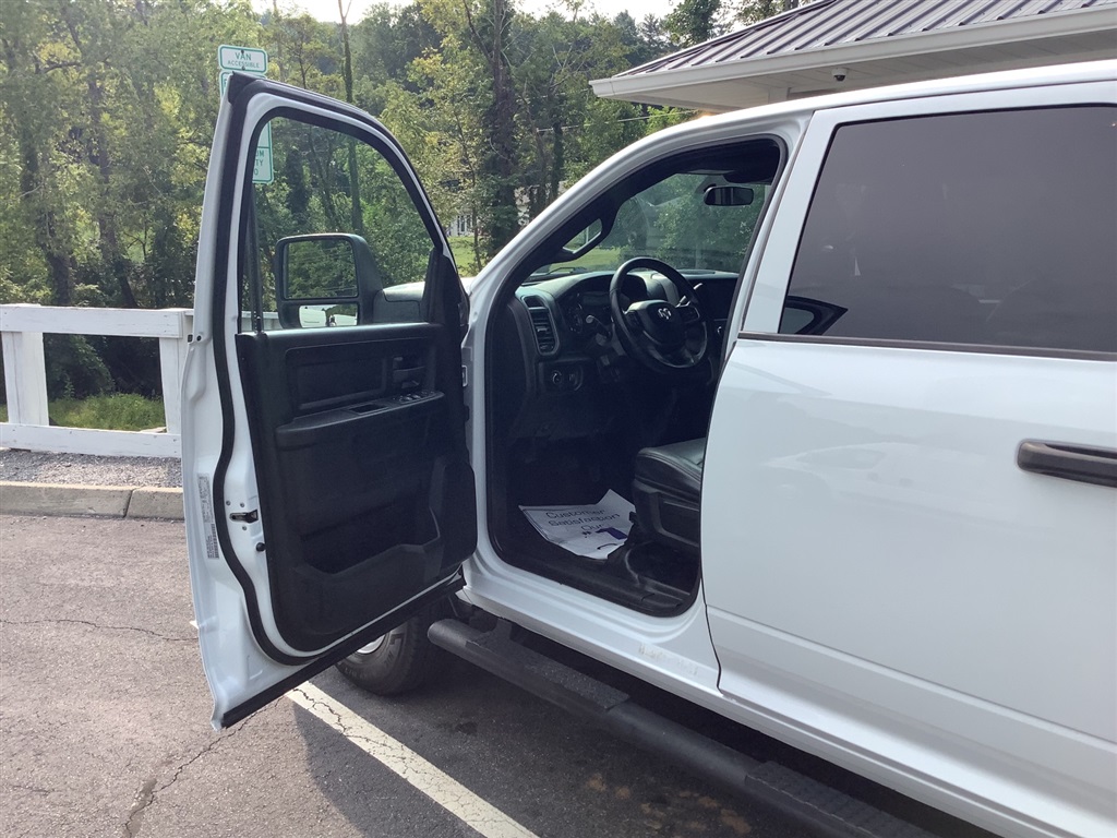 2023 Ram 3500 photo 4