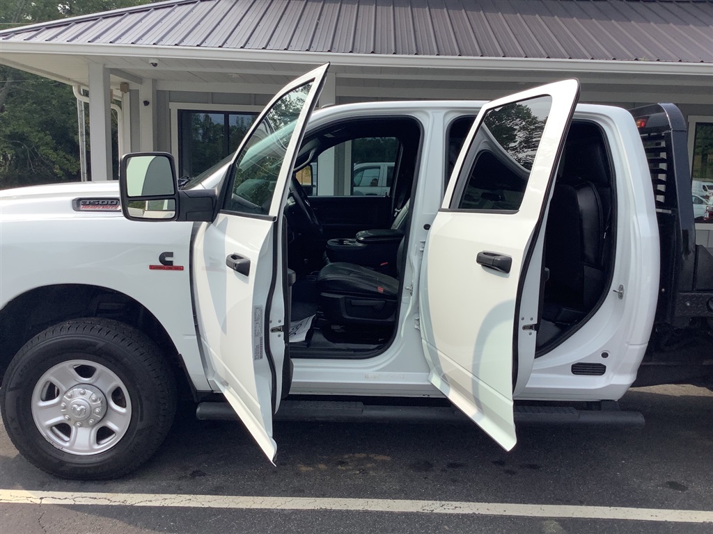 2023 Ram 3500 photo 6