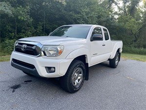 Picture of a 2012 Toyota Tacoma PreRunner Access Cab V6 Auto 