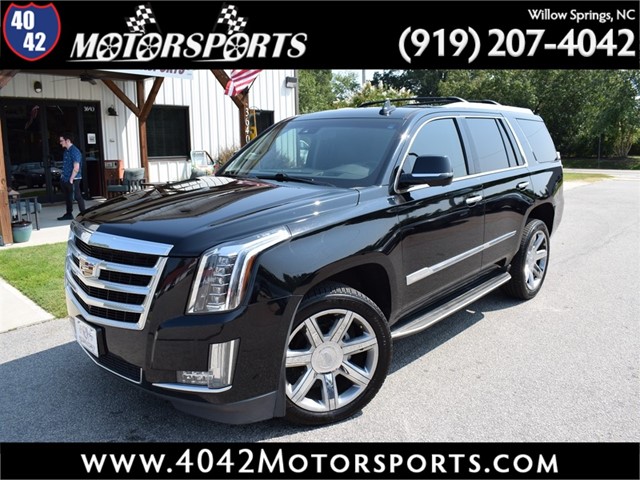 CADILLAC ESCALADE Luxury 4WD in Willow Springs