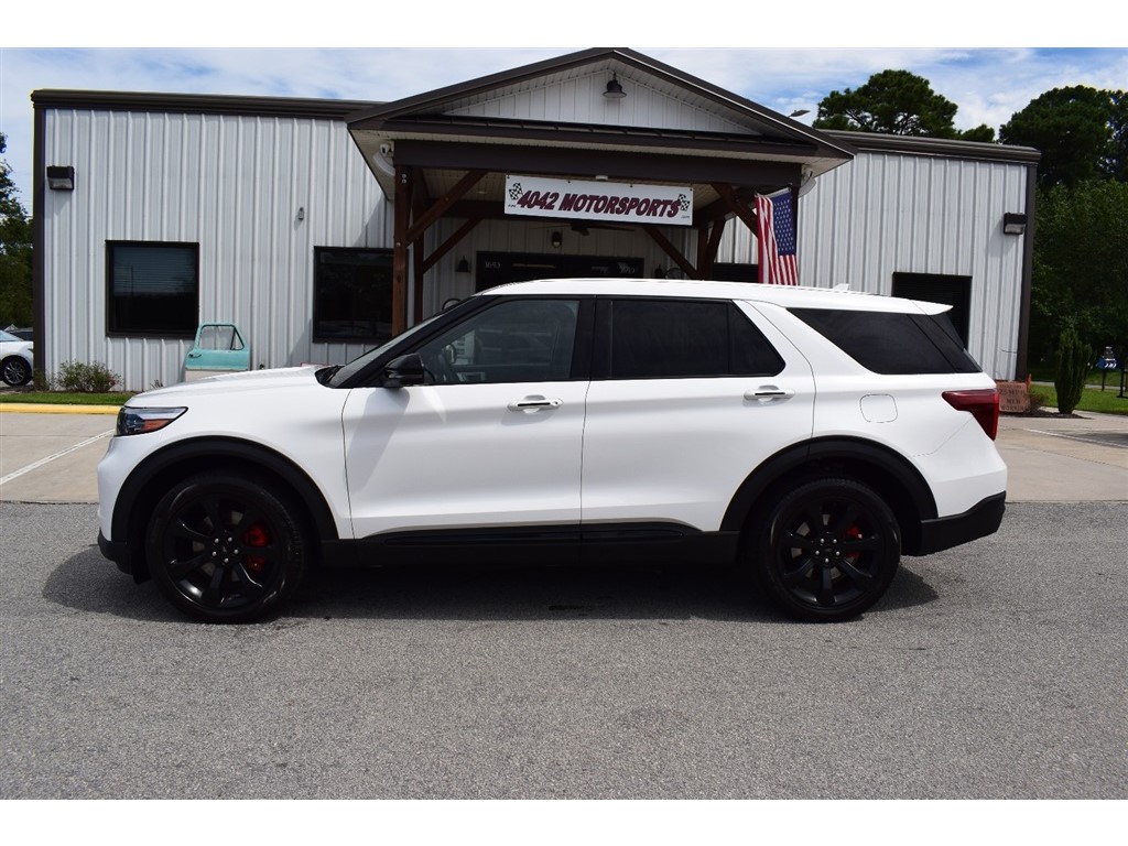 2022 Ford Explorer ST photo 2
