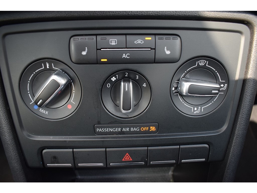 2012 Volkswagen Beetle Turbo photo 30