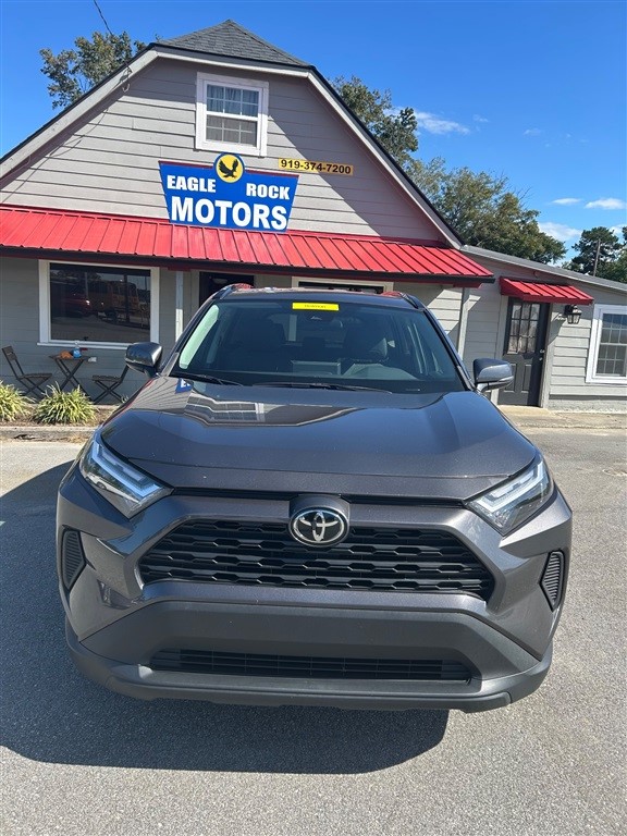 2022 Toyota RAV4 XLE photo 2