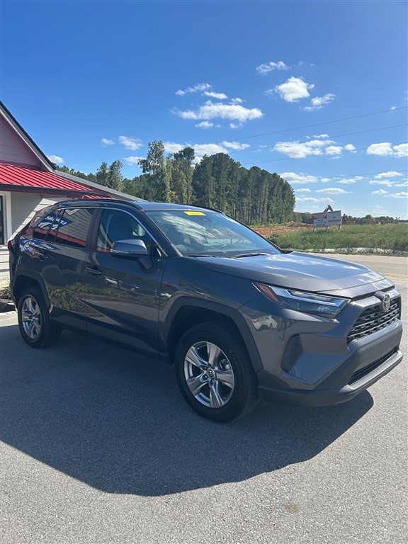 2022 Toyota RAV4 XLE photo 3