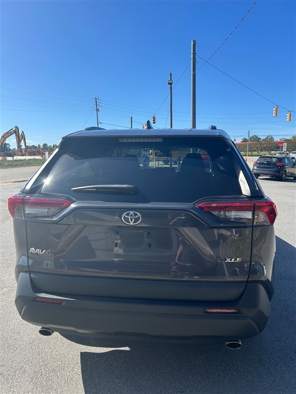 2022 Toyota RAV4 XLE photo 4