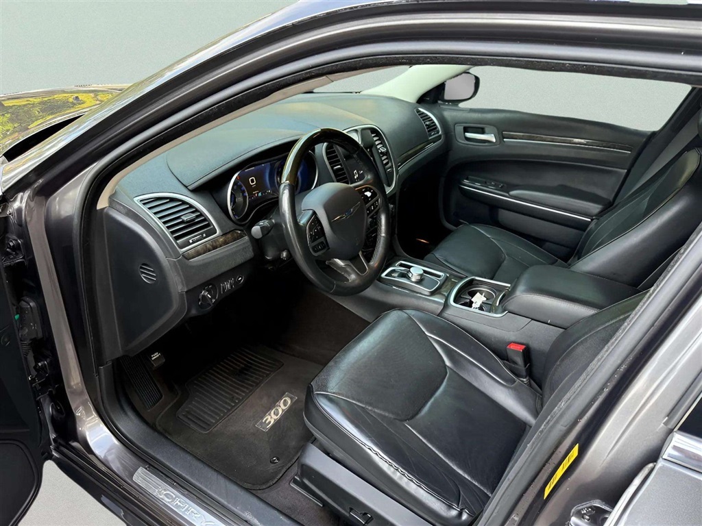 2017 Chrysler 300 C photo 10
