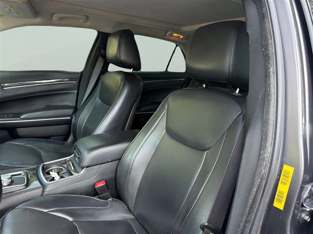 2017 Chrysler 300 C photo 11