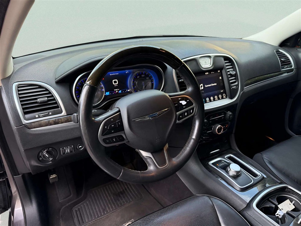 2017 Chrysler 300 C photo 12