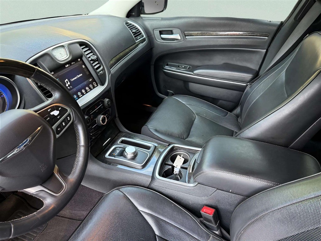 2017 Chrysler 300 C photo 13