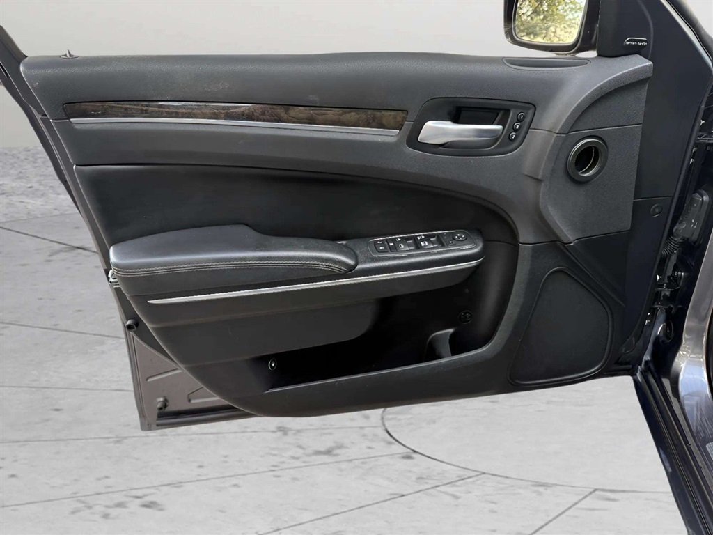 2017 Chrysler 300 C photo 14