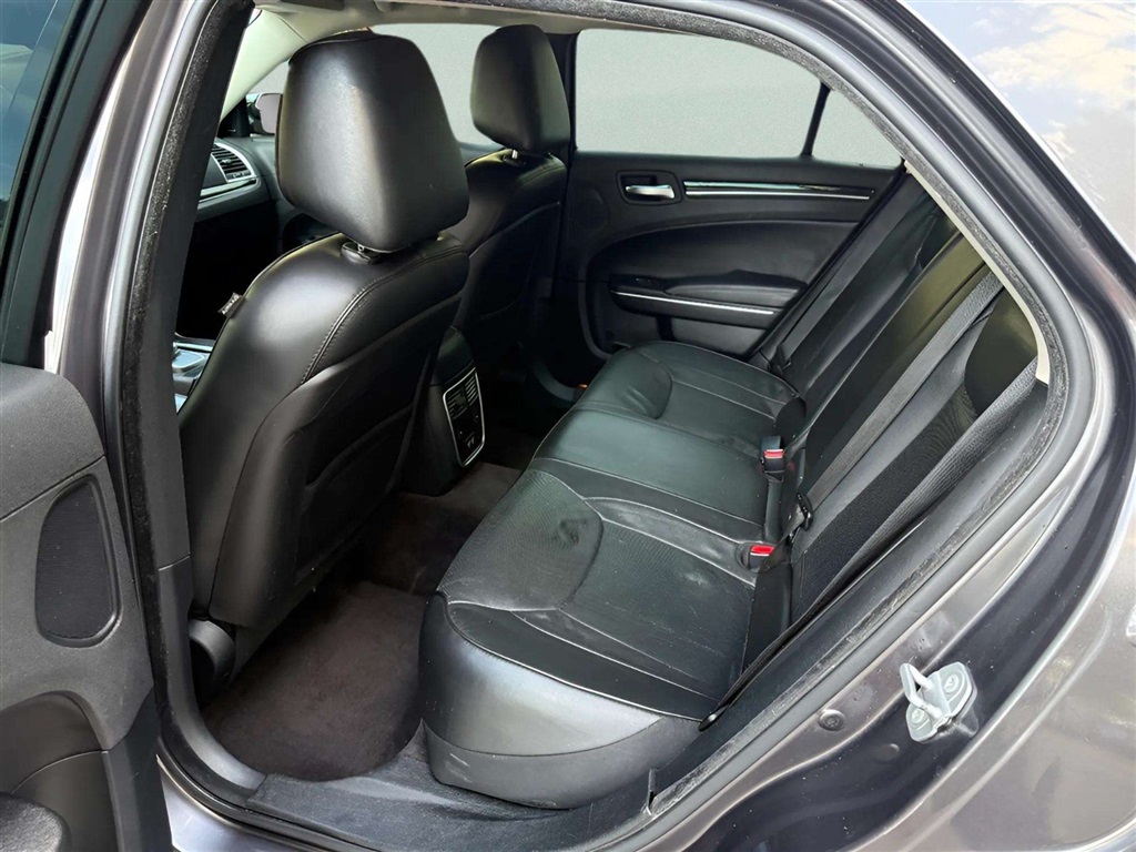 2017 Chrysler 300 C photo 15