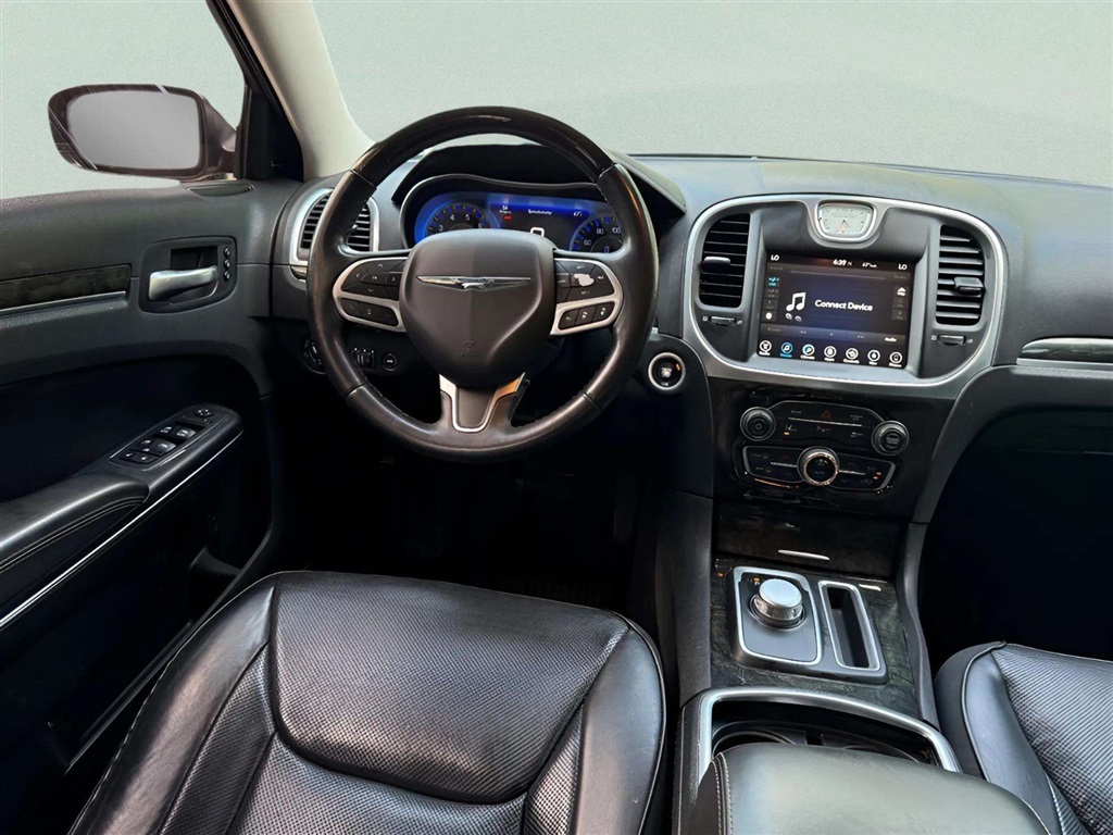 2017 Chrysler 300 C photo 17