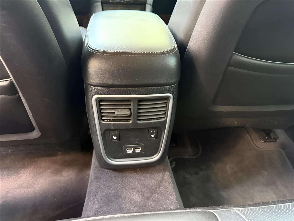 2017 Chrysler 300 C photo 18