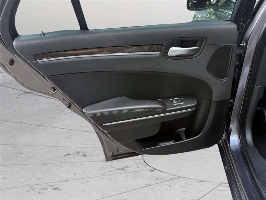 2017 Chrysler 300 C photo 19