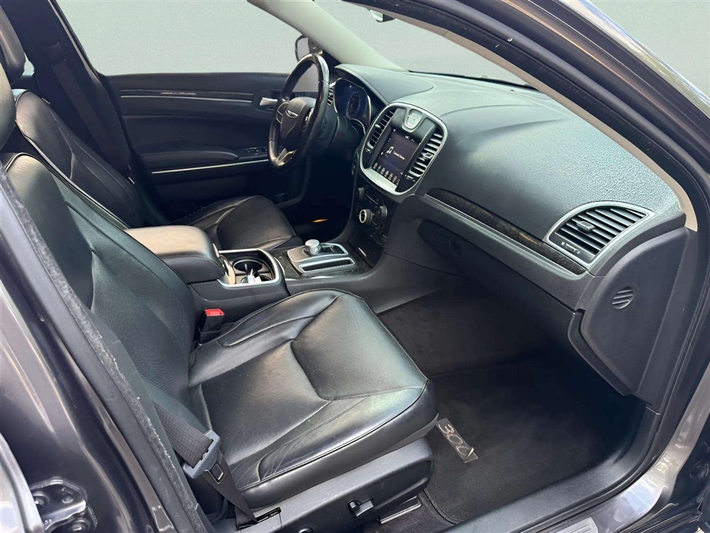 2017 Chrysler 300 C photo 20