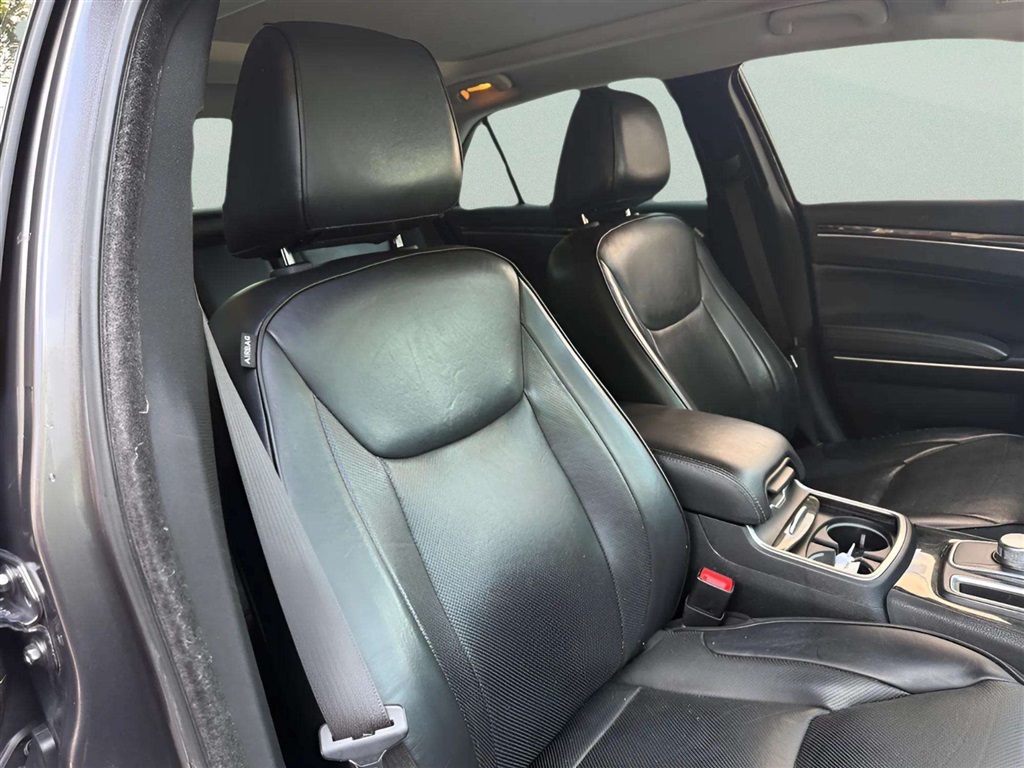 2017 Chrysler 300 C photo 21
