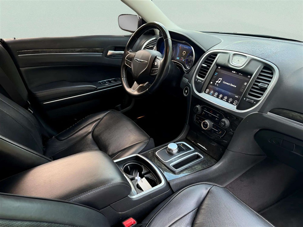 2017 Chrysler 300 C photo 22
