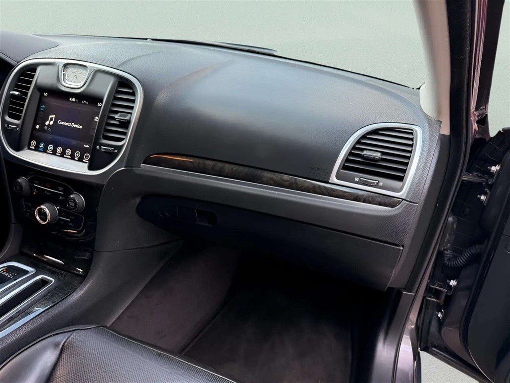 2017 Chrysler 300 C photo 23