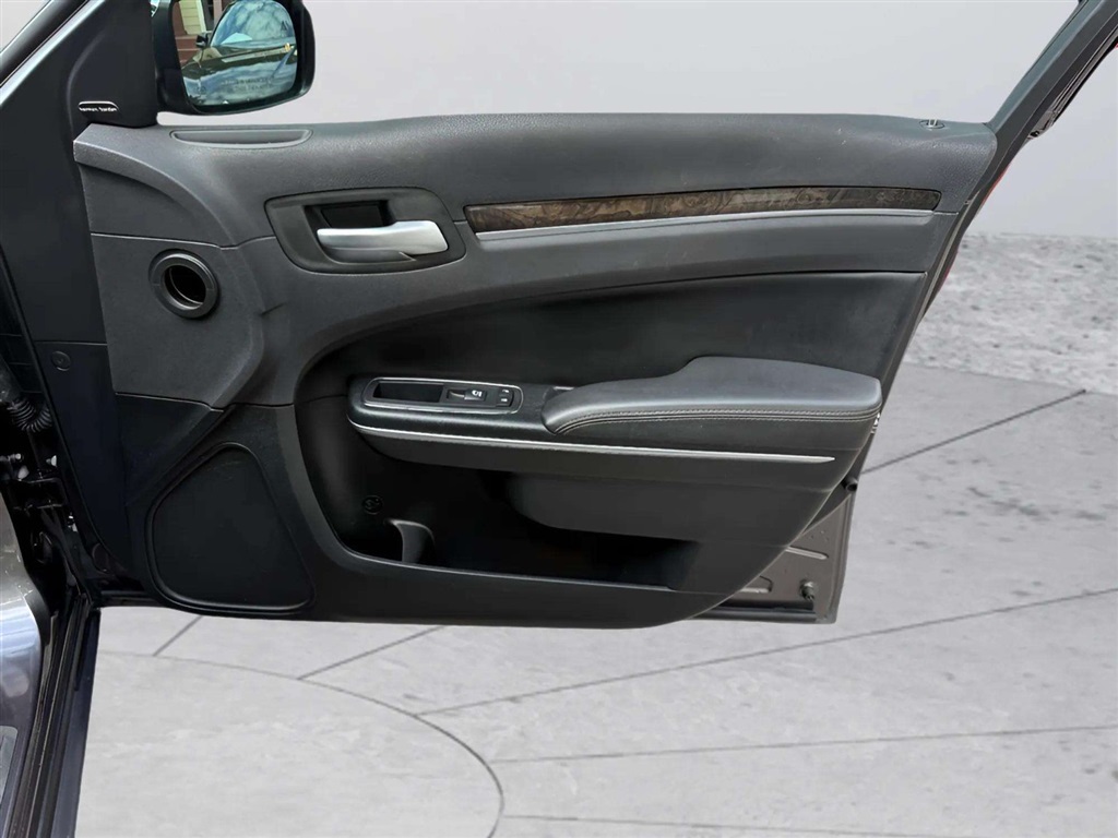 2017 Chrysler 300 C photo 24
