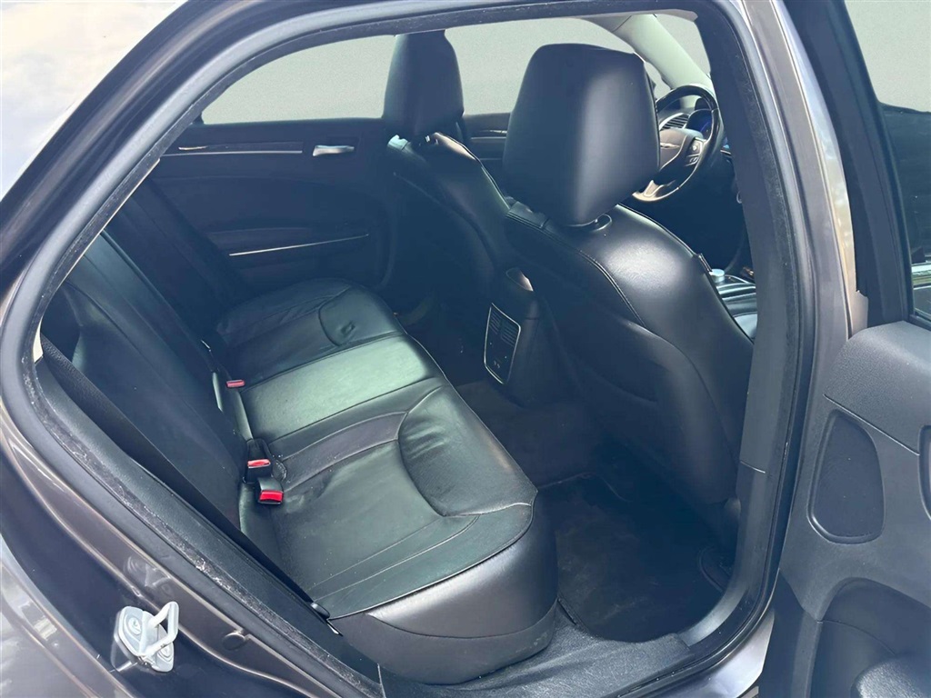 2017 Chrysler 300 C photo 25