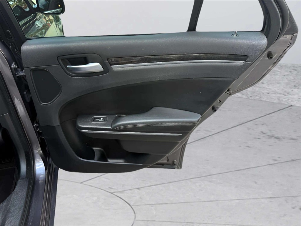 2017 Chrysler 300 C photo 26
