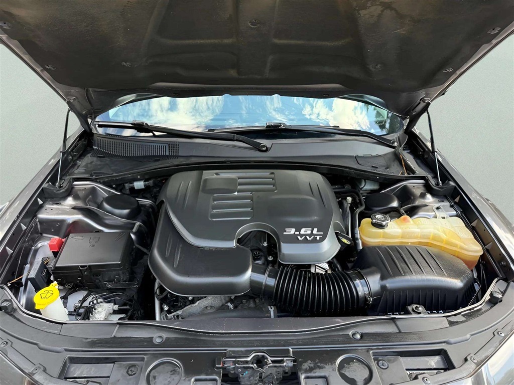 2017 Chrysler 300 C photo 27