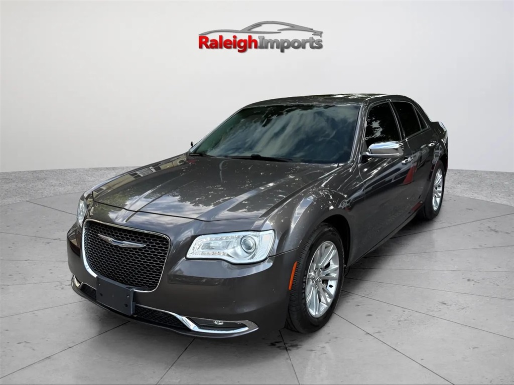 2017 Chrysler 300 C photo 4