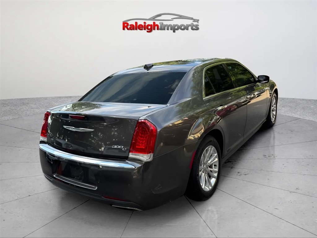 2017 Chrysler 300 C photo 7