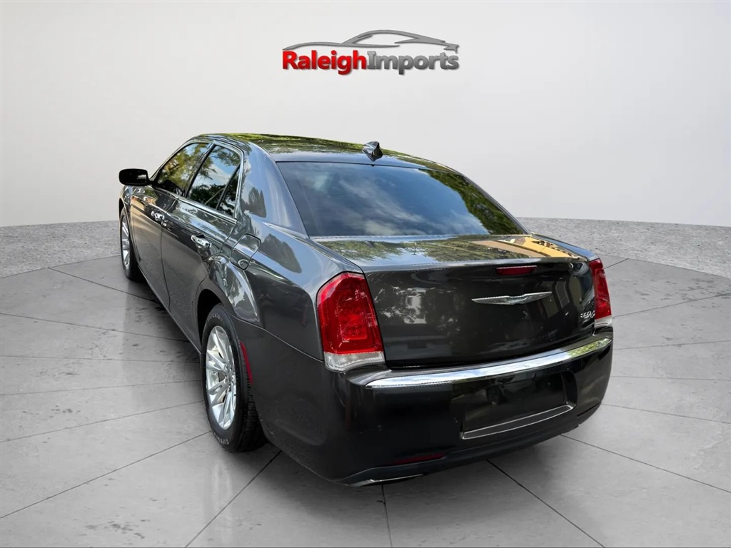 2017 Chrysler 300 C photo 9