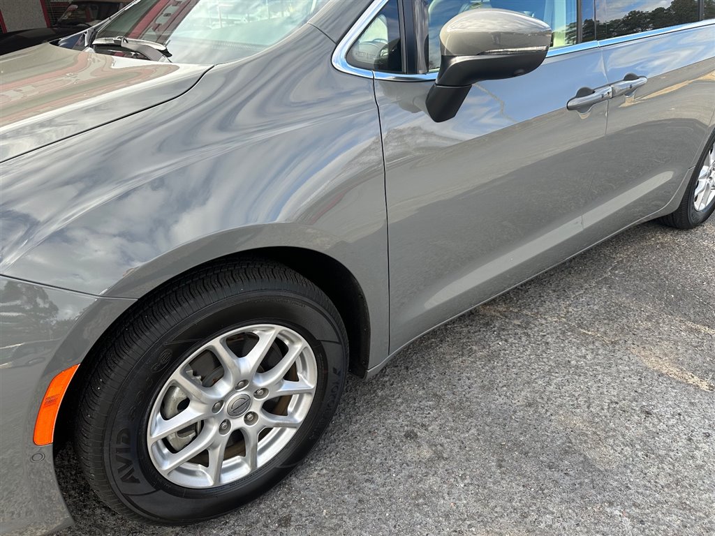 2023 Chrysler Pacifica Touring L's photo