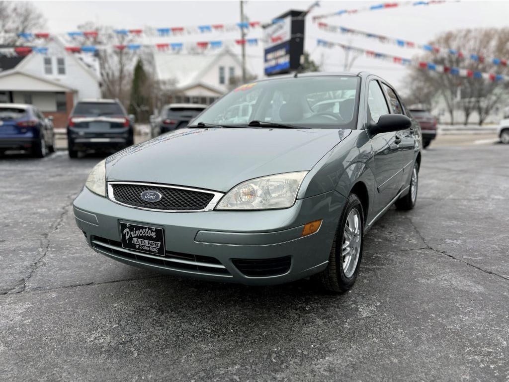2005 Ford Focus ZX4 photo 2