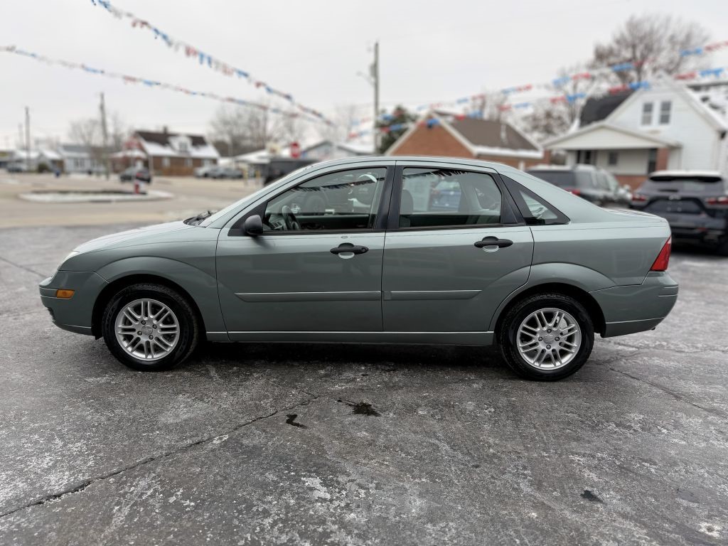 2005 Ford Focus ZX4 photo 3