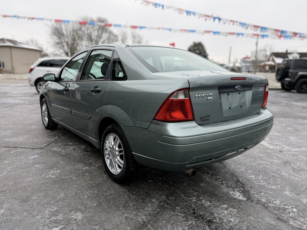 2005 Ford Focus ZX4 photo 4