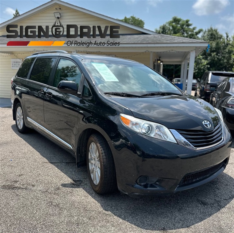2016 Toyota Sienna LE's photo