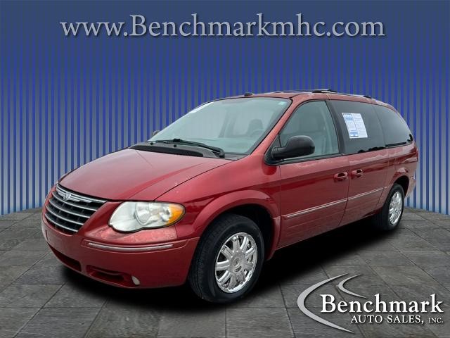 Picture of a used 2005 Chrysler Town & Country 