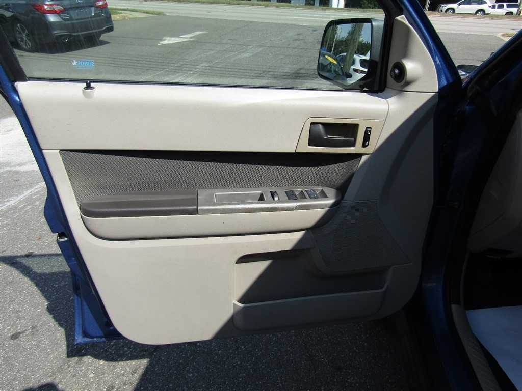 2009 Ford Escape XLT photo 15