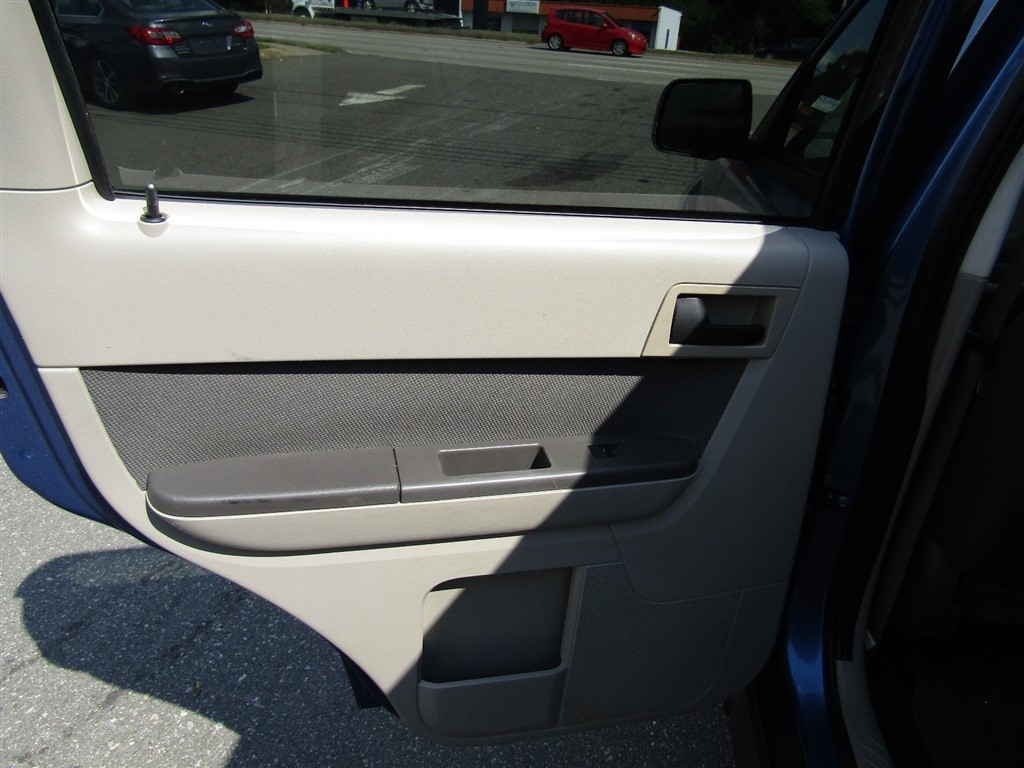 2009 Ford Escape XLT photo 17