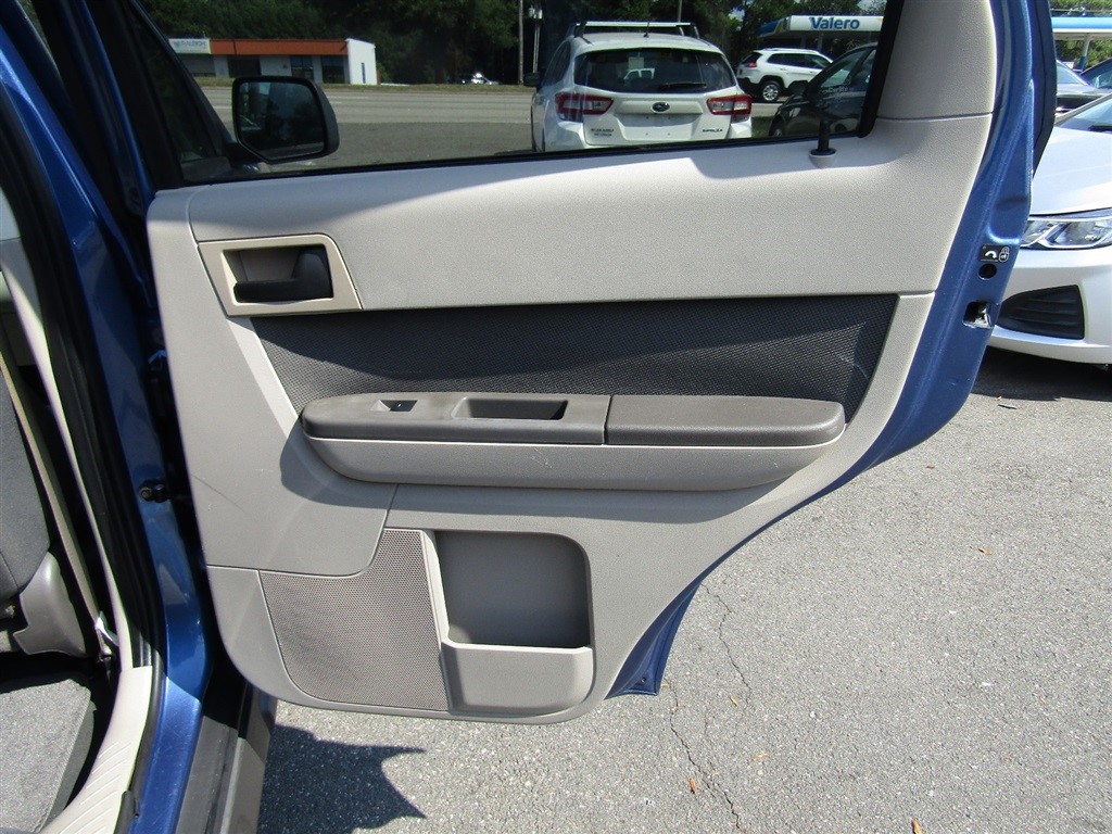 2009 Ford Escape XLT photo 21