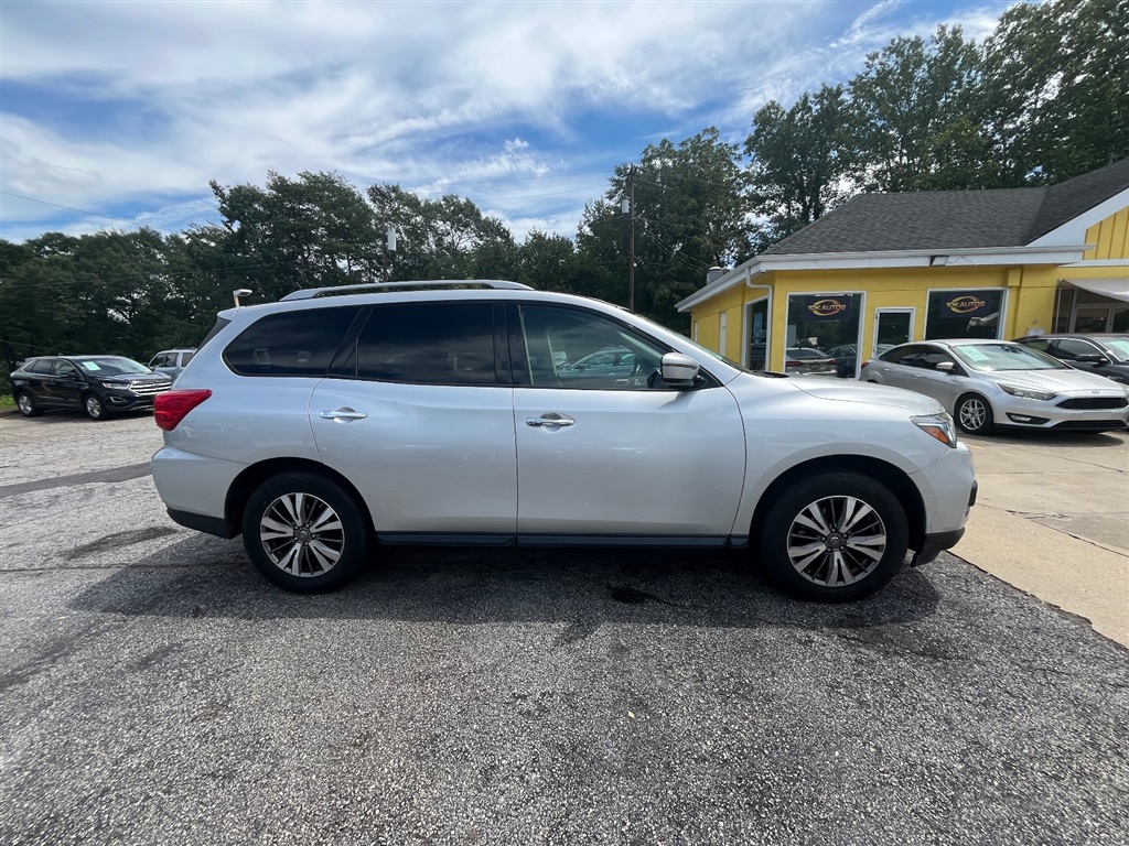 2018 Nissan Pathfinder SV's photo