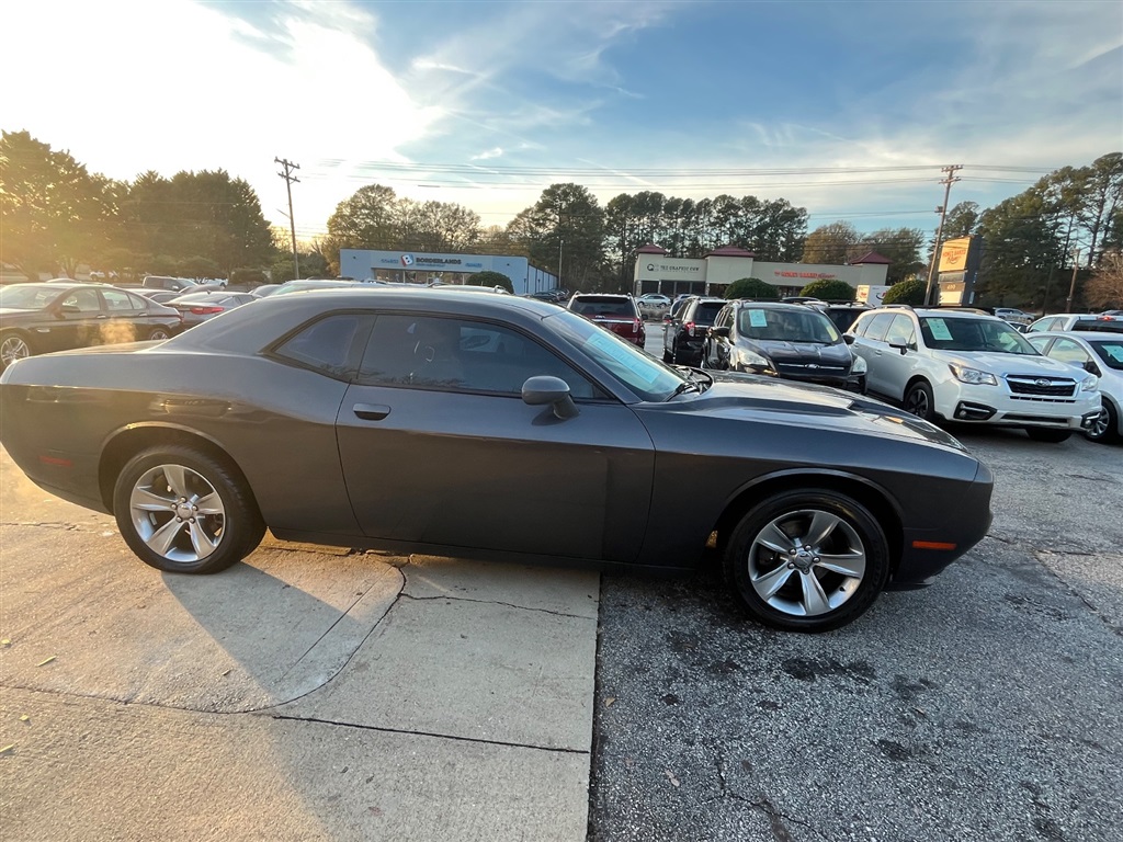 2016 Dodge Challenger SXT's photo