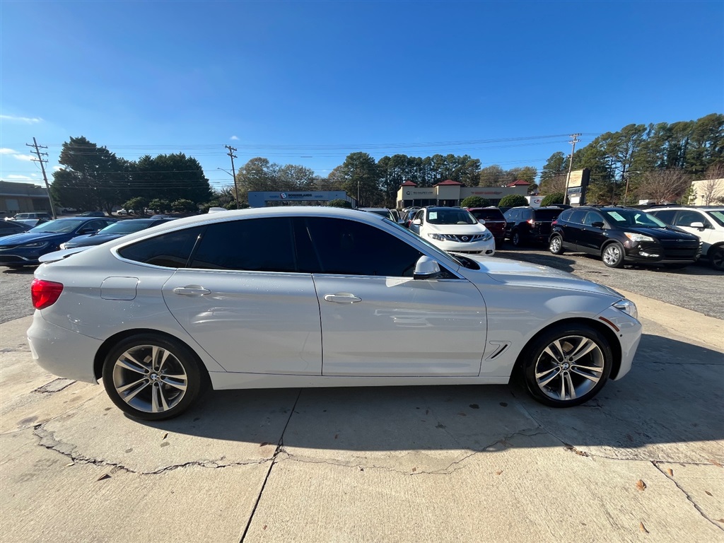 2017 BMW 3 Series 330i's photo