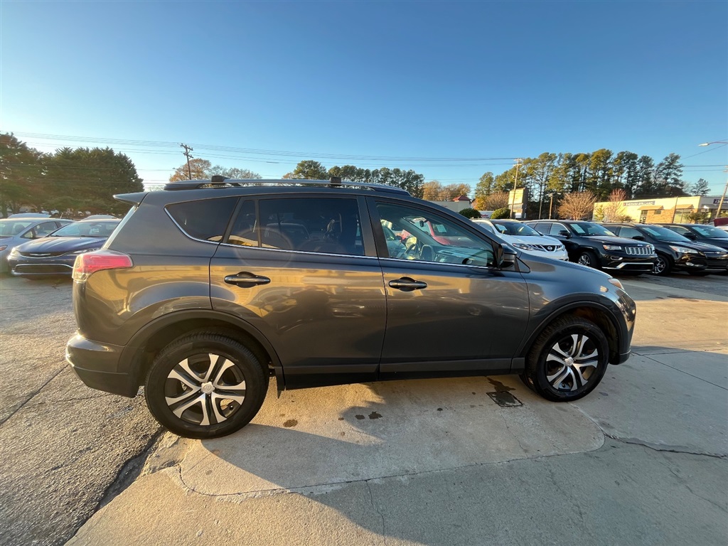 2017 Toyota RAV4 LE's photo